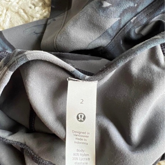 Lululemon Align T-shirt Botanical Bloom Anchor Multi. Size 2. - Picture 3 of 3